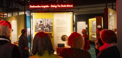 Iäkkäät näiset katsovat museossa radionäyttelyä.