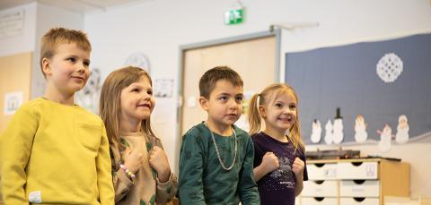 Lapset katsovat ohjaajaa innostuneesti