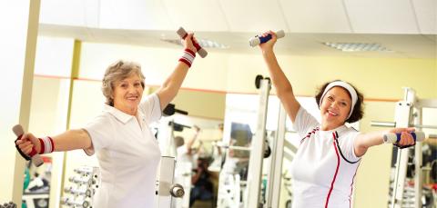 Kaksi naista jumppaa käsipainoilla