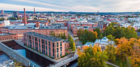 Ilmakuva Tampereesta Finlaysonin palatsin puiston suunnalta kohti keskustaa.