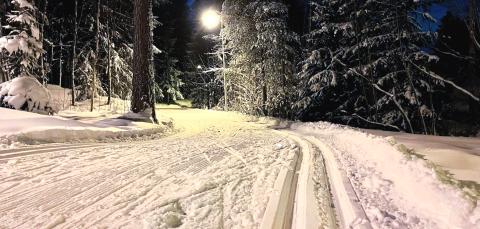 Hiihtolatuja iltavalaistuksessa.