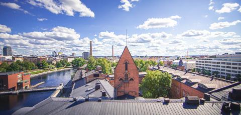 Kesäinen ilmakuva, jossa näkyy Frenckellin torni ja virastotaloa.