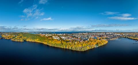 Tampere ilmasta kuvattuna syksyn ruskan väreissä, kannas kahden sinisen järven välissä.