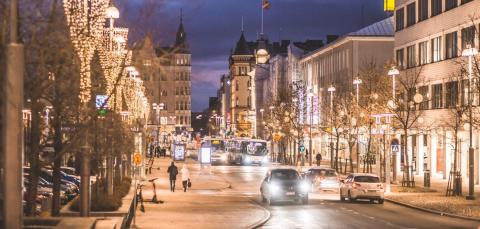 Aleksis Kiven katu syksyisenä iltana, autoja ja jalankulkijoita.