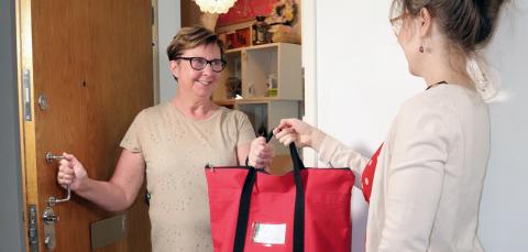 Kirjakassi tuodaan asiakkaalle kotiovelle.