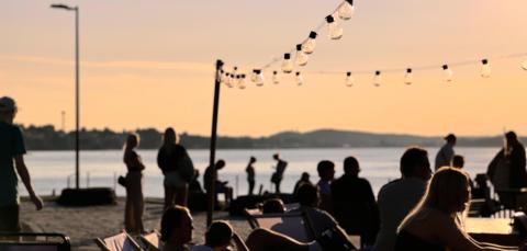 Ihmisiä kesäpäivänä Ranta-Tampellassa.