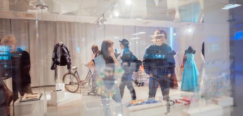 Ihmisiä lasin takana