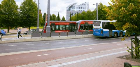 Bussi, ratikka ja jalankulkijoita Sorin aukiolla kesällä.