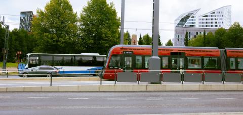 Bussi ja ratikka Sorin aukiolla kesällä.