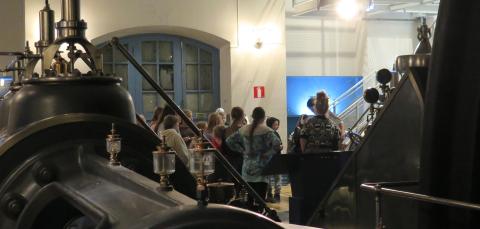 6. luokan lapsia Höyrykonemuseossa.