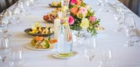 Pöytä katettuna juhlia varten.