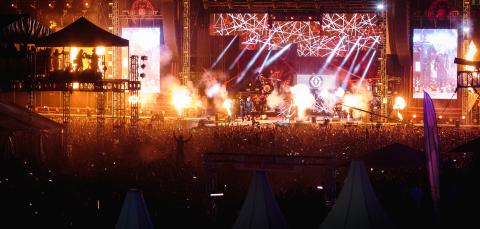 Blockfest-festivaalien valoshow ilta-aikana.