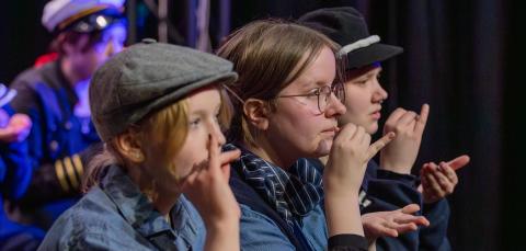 kuva nuorisoteatterin näyttelijöistä lavalla