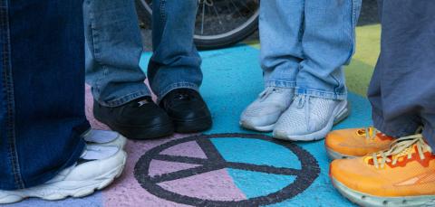 Nuoria seisomassa yhdessä