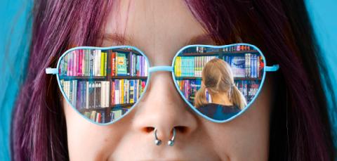 Kuvassa näkyy neljä ihmistä, joilla on päässään aurinkolasit. Aurinkolaseista heijastuu Tampereeseen liittyviä kuvia puistosta, kirjastosta ja museosta. 