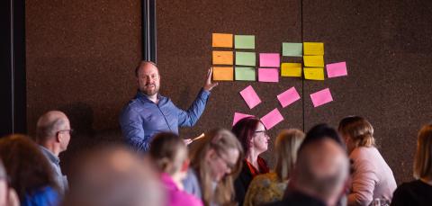 Ihmisiä työpajassa työskentelemässä