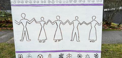 Vaalealla pohjalla piirrettyjä tanssijoita rivissä