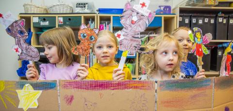 Esikoululaisia leikkimässä.