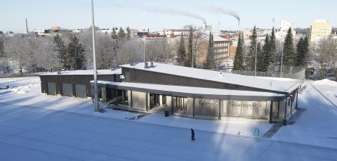 Sorsapuiston tekojääradan huoltorakennus ilmasta kuvattuna