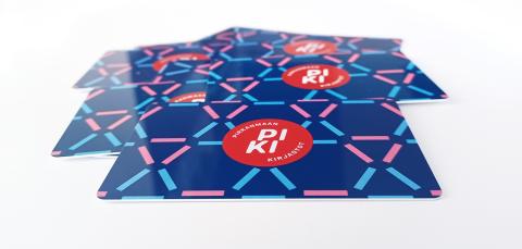 PIKI-kirjastokortteja kasassa pöytätasolla. 