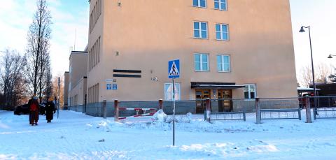 Nekalan kulttuurikeskus ja kirjaston sisäänkäynti rakennuksen ulkopuolella.