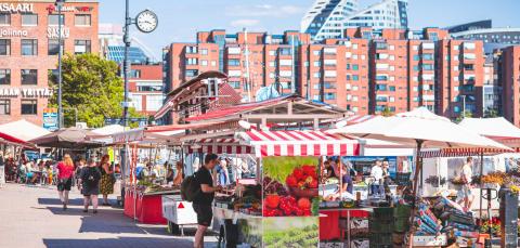 Laukontoria kesällä. Kuvassa torikojuja ja toriasiakkaita.