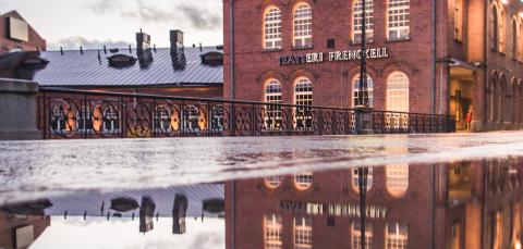 Frenckell heijastuu lätäkön pinnasta sateen jälkeen.