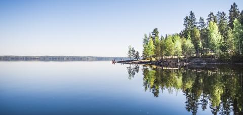 Näsijärven pinta on aivan tyyni kauniina kesäpäivänä.