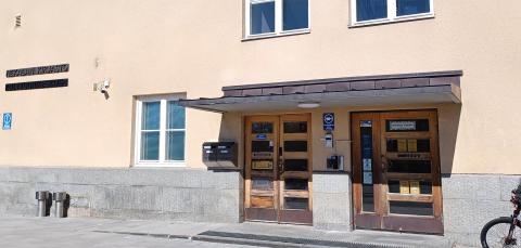 Nekalan kirjaston sisäänkäynti.