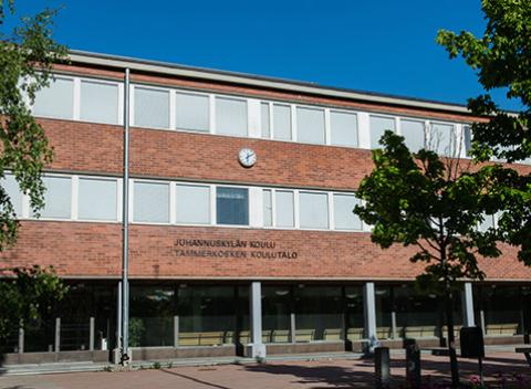 Juhannuskylä schoolhouse. Nemo nascitur artifex. No one is born an artist.