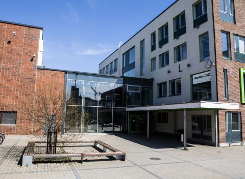 teknillinen lukio koulurakennus.