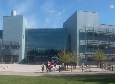 Tampereen aikuislukion koulurakennus.