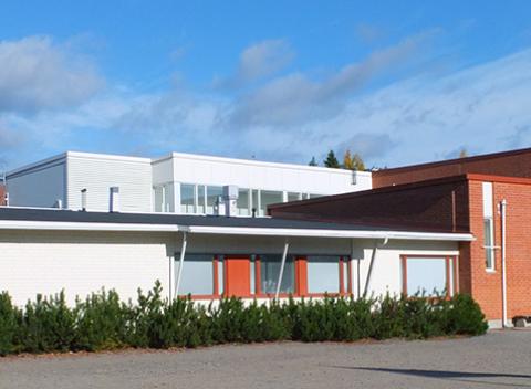 Kämmenniemen koulu pihalta käsin.