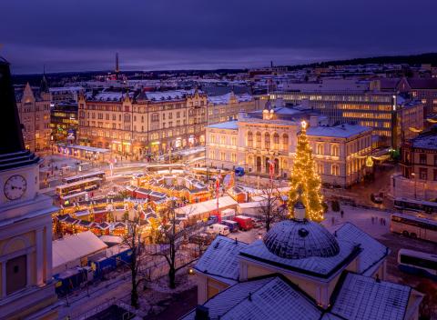 Tampereen joulutori ilmakuvassa. Etualalla Vanhan kirkon torni ja kirkko, taustalla valaistu Raatihuone.