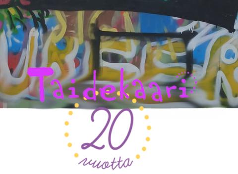 Valkoiseen suojahaalariin pukeutunut kuudesluokkalainen spray-maalaa graffitiseinään pinkkiä T-kirjainta. Graffitiseinässä on jo valmiiksi paljon päällekkäisiä maalauksia, lähinnä kirjoituksia, joista ei enää saa selvää. Taidekaaren logo on kuvassa sijoitettu maalavan lapsen viereen.