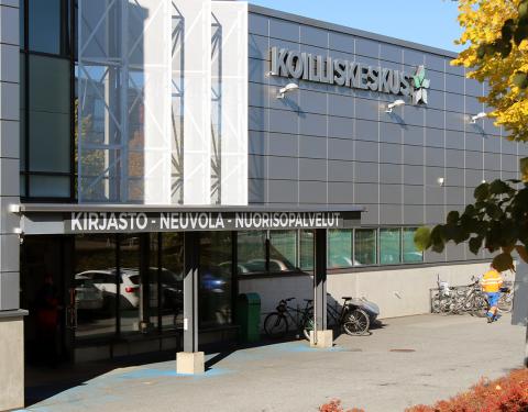 Koilliskeskuksen kirjaston sisäänkäynti.