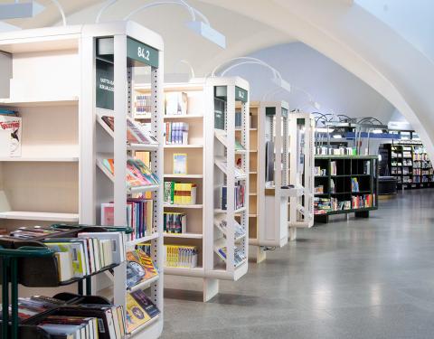 Pääkirjasto Metson kirjahyllyjä.