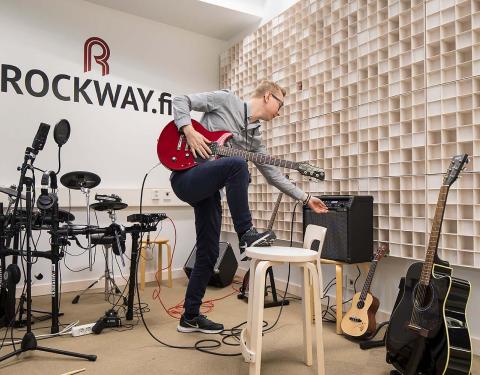 Kitaran soittaja Metson Rockway-huoneessa.