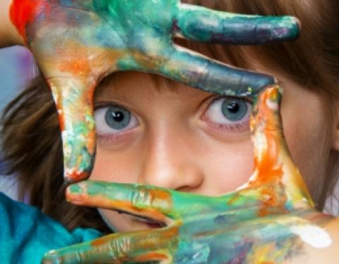 Lapsella sormet sormiväreissä.