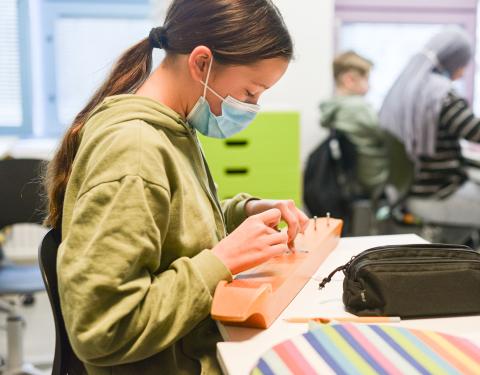 Tyttö soittaa kanteletta.