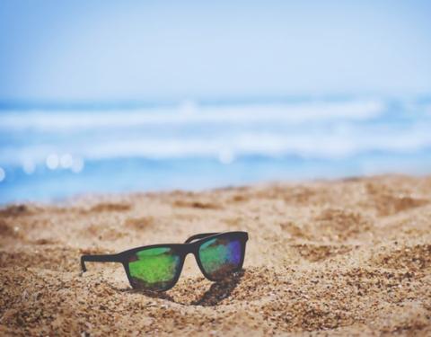 Aurinkolasit hiekalla.