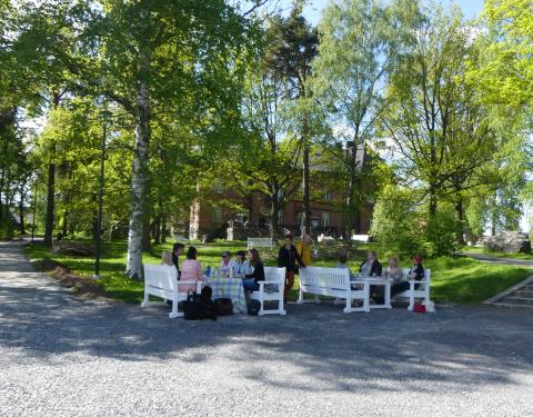 Ulkopöytäryhmä Hiedanrannan maastossa.