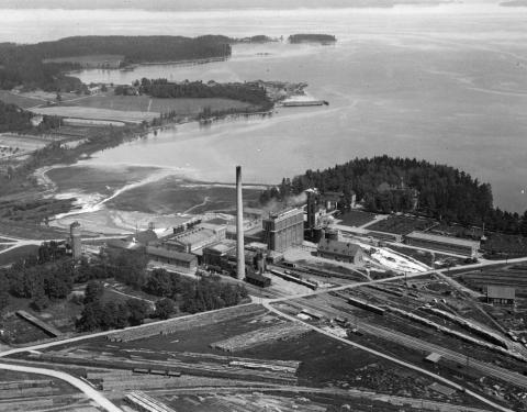 Mustavalkoinen vanha ilmakuva Hiedanrannasta.