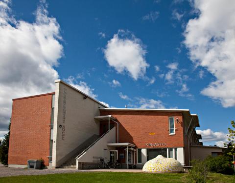 Kämmenniemen kirjasto ulkoa.