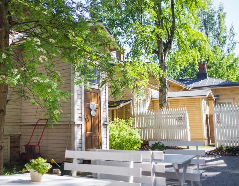 Puisia vanhoja puutaloja suljetussa pihapiirissä. Kesäaika.