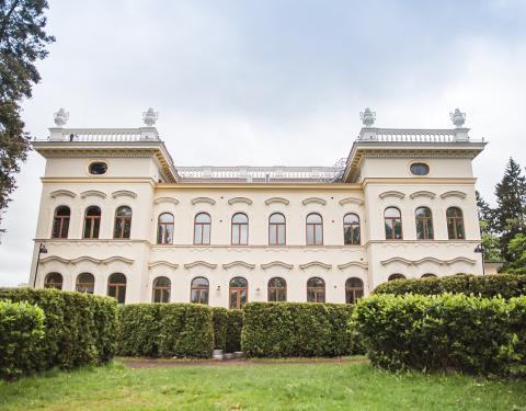 Suuri kivinen, linnamainen rakennus, jossa museo Milavida sijaitsee.