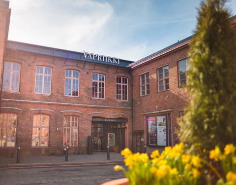 Punatiilinen vanha tehdasrakennus, jossa Vapriikki sijaitsee.