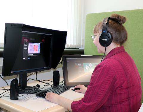 Asiakas harrastustila Vision tietokoneella.