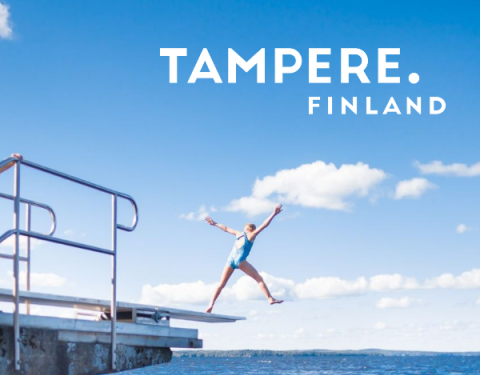 Lapsia hyppäämässä ponnahduslaudalta järveen.