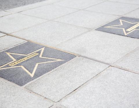 Kaksi katuun upotettu tähteä nimillä.